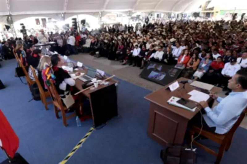 Corte Suprema sesiona en Tenejapa, Chiapas, ante protesta de pobladores indígenas