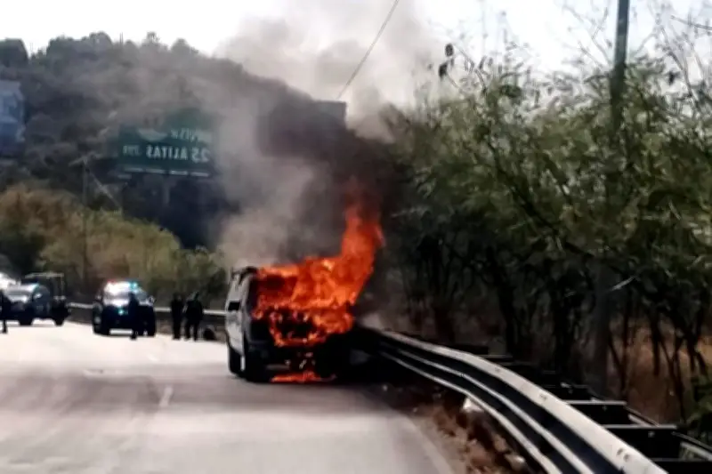 Cortocircuito en camioneta provoca incendio en vía pública de Monterrey