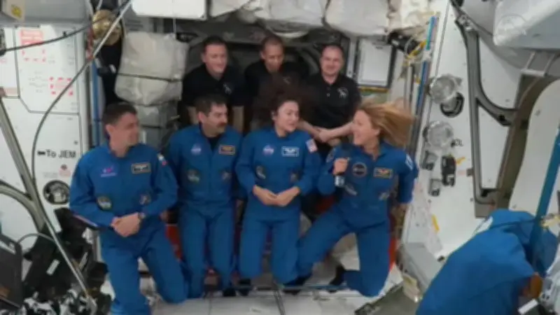 Crew-12 llega a la ISS tras evacuación médica, asegurando presencia humana en el espacio
