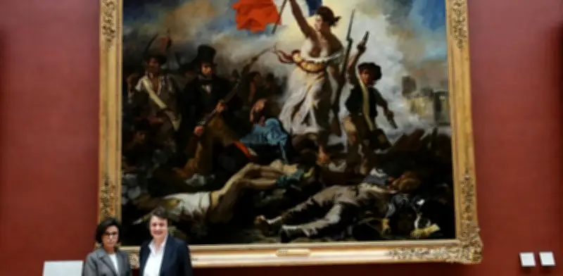 Crisis en el Louvre: Macron acepta dimisión tras robo millonario y acelera modernización