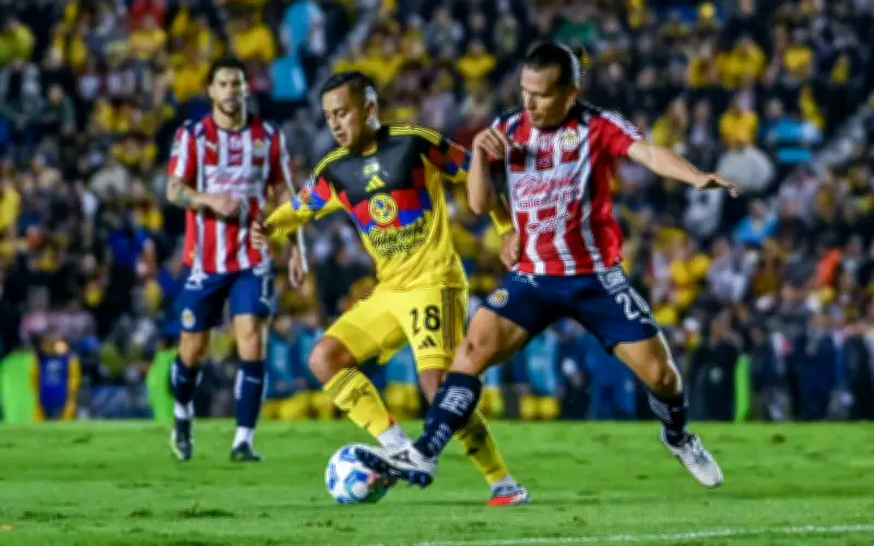 César Arturo Ramos dirigirá el Clásico Nacional entre Chivas y América