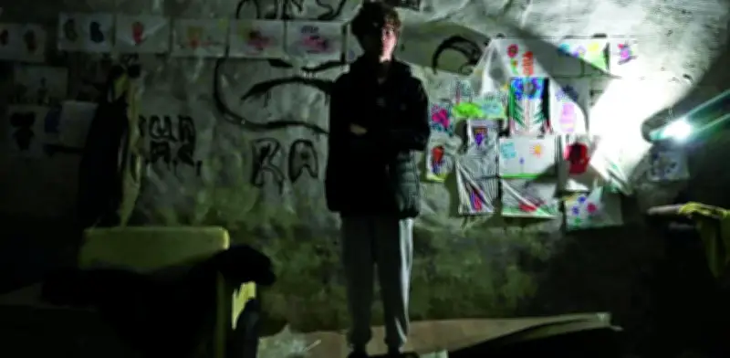 Cuatro años de guerra: la infancia ucraniana crece en sótanos y búnkeres-escuela