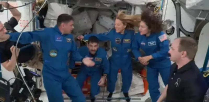 Cuatro astronautas llegan a la ISS tras histórica evacuación médica de la Crew-11