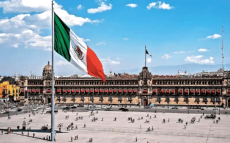 Día de la Bandera: El costo de fabricación de las banderas monumentales en México
