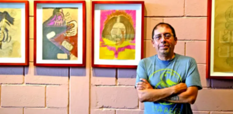 Daniel Guzmán despliega crítica masculina en 'La modernidad insufrible' con serigrafías en Oaxaca
