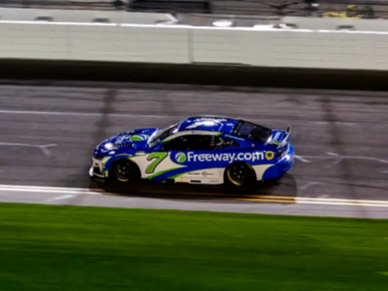 Daniel Suárez renace en Spire Motorsports con un arranque histórico en NASCAR Cup