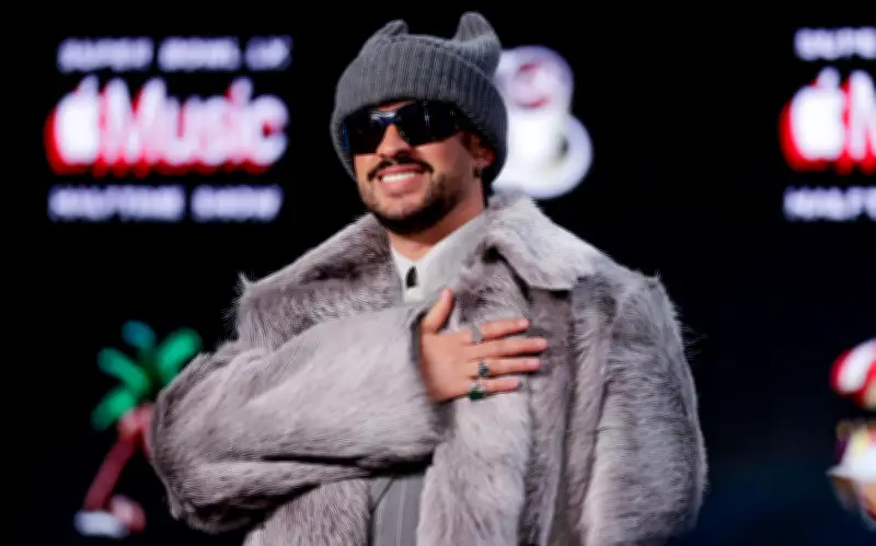 De cajero a ícono global: Bad Bunny hace historia en el Super Bowl LX con show en español