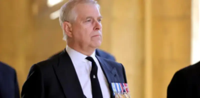 Del heroísmo en Malvinas al escándalo: arresto del príncipe Andrés estremece a la monarquía británica