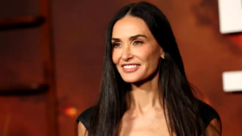 Demi Moore rejuvenece 20 años con su nuevo look en la Semana de la Moda de Milán