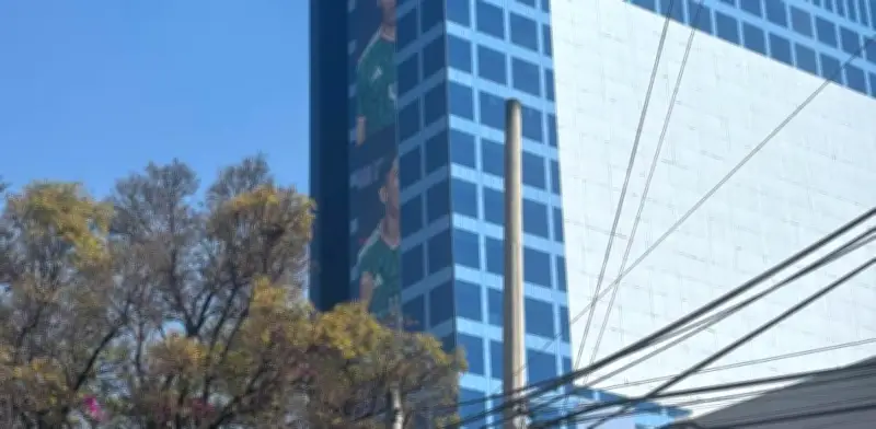 Denuncian anuncio envolvente de 40 pisos en el WTC de CDMX por riesgo de protección civil