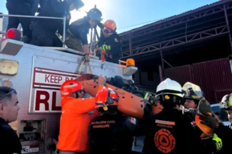 Derrumbe de techo en obra deja trabajador con fractura grave en Ciudad de México