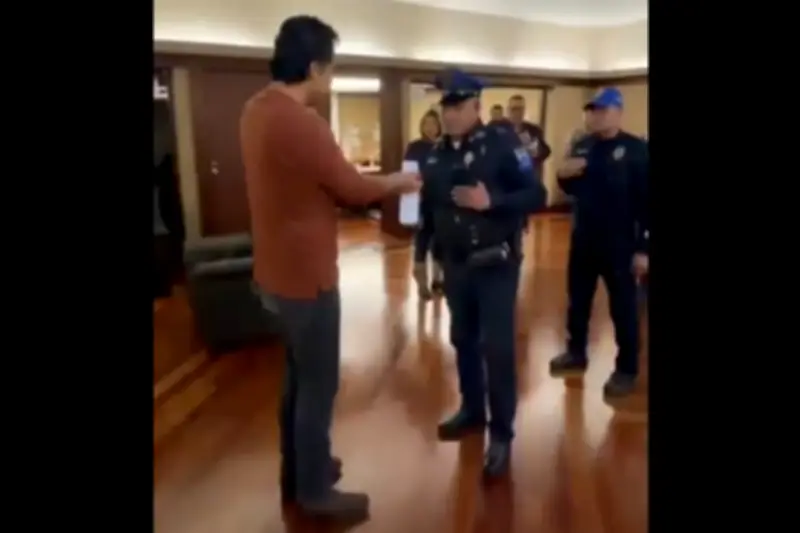 Desalojan a Marx Arriaga de oficinas de la SEP tras conflicto por su salida