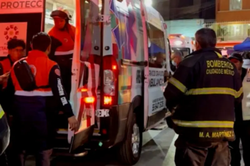 Desalojan secundaria en Iztapalapa por fuerte olor a gas; evacúan a cientos de estudiantes