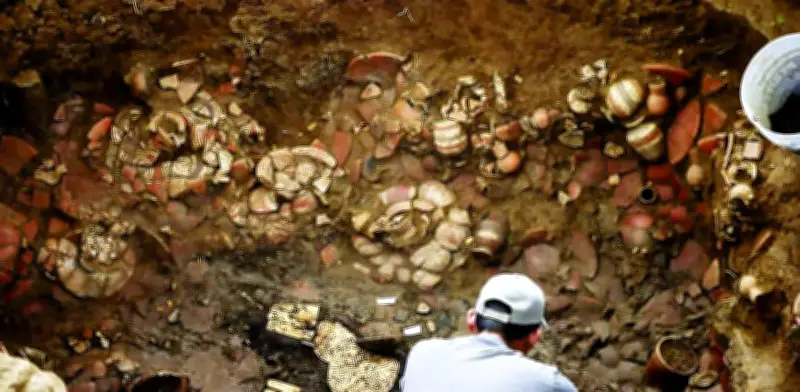 Descubren tumba milenaria con tesoros de oro en Panamá durante excavaciones arqueológicas