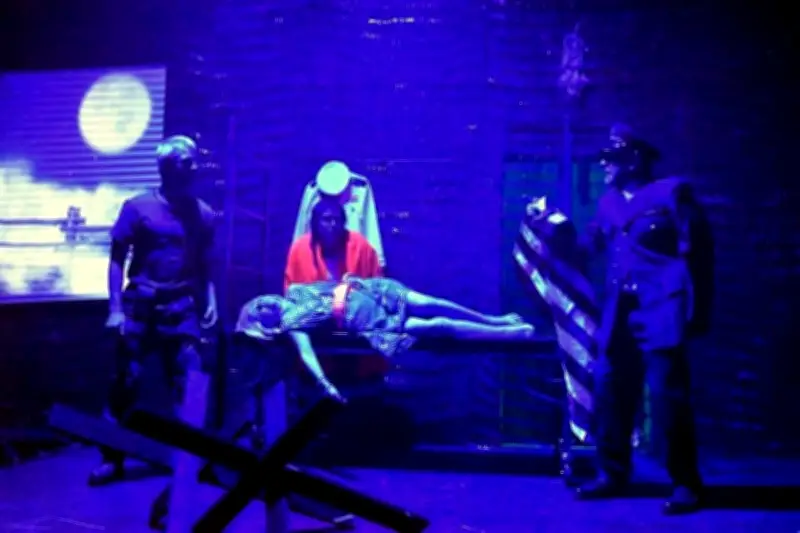 Desmontan en Escena las Mentiras del Sueño Americano con Crítica Social