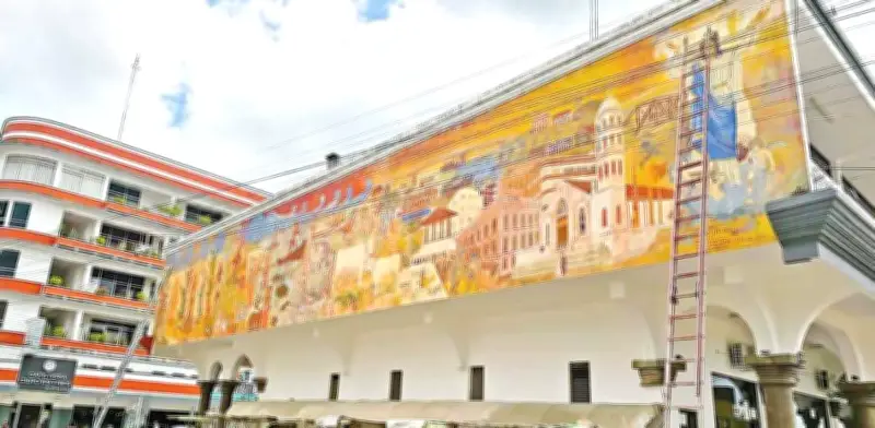 Destruyen mural patrimonial de David Celestinos en Tuxpan al pintar fachada municipal