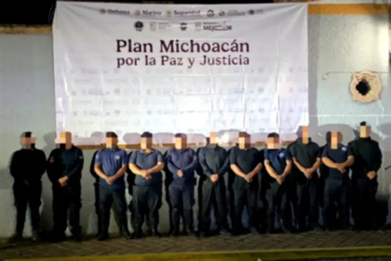 Detienen a 11 policías en Michoacán por presunto apoyo a narcobloqueos