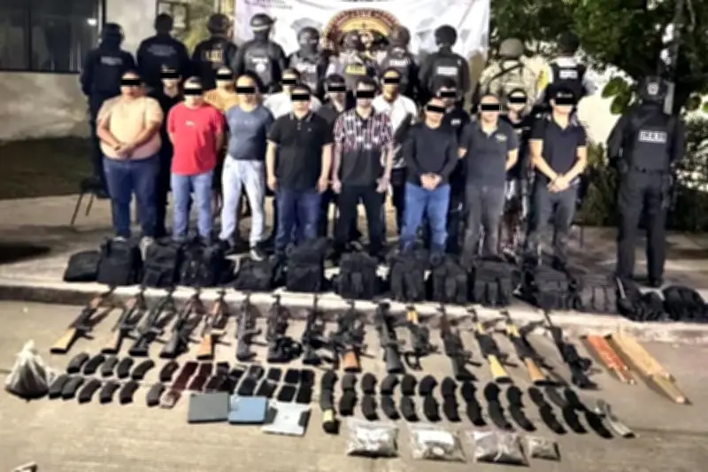 Detienen a 15 sujetos con arsenal y drogas en operativo en Chiapas