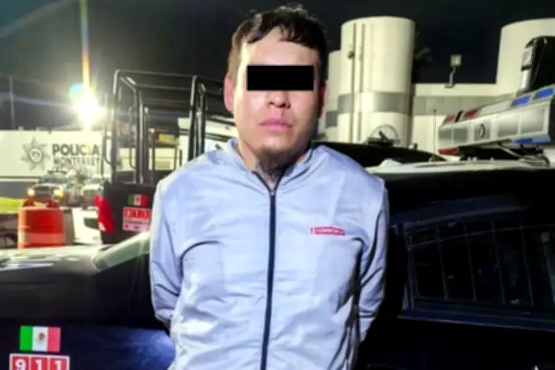 Detienen a conductor de motocicleta sin placas en Monterrey por evadir revisión