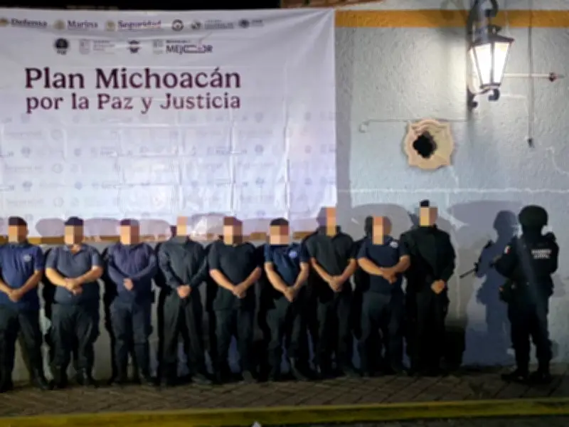 Detienen a director de policía municipal y 10 oficiales por nexos con CJNG en Michoacán