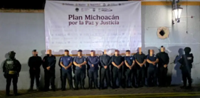 Detienen a director policial y 10 agentes en Michoacán por colaborar con bloqueos criminales