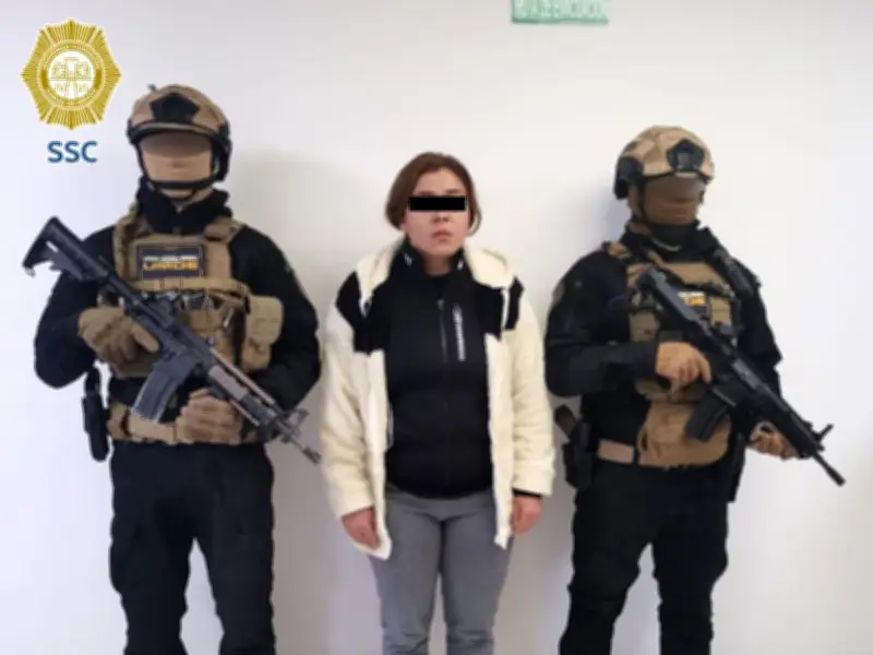 Detienen a dos mujeres de banda que robaba y desmantelaba autos en CDMX