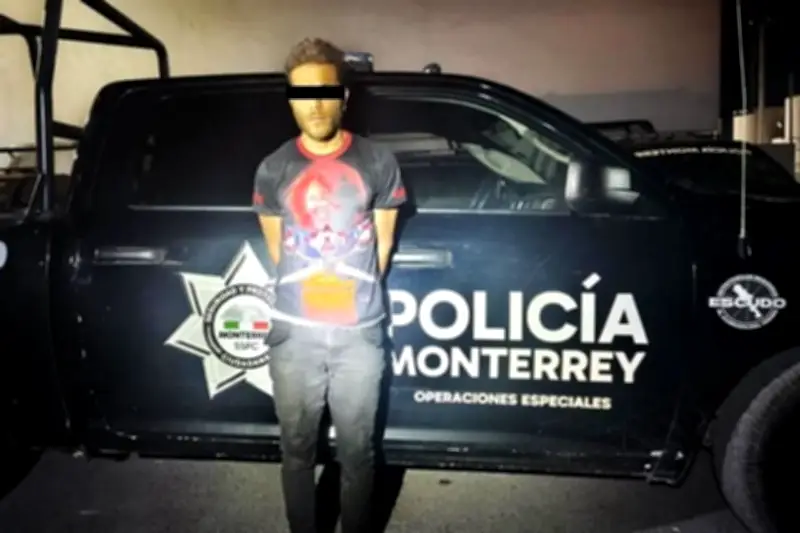 Detienen a motociclista en Monterrey por circular sin placas y con número de serie alterado