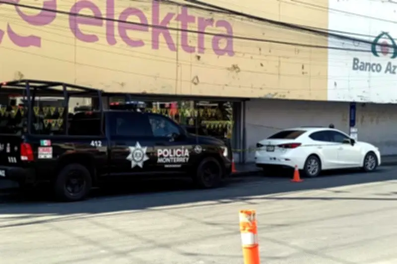 Detienen a pareja en auto con reporte de robo en Nuevo León