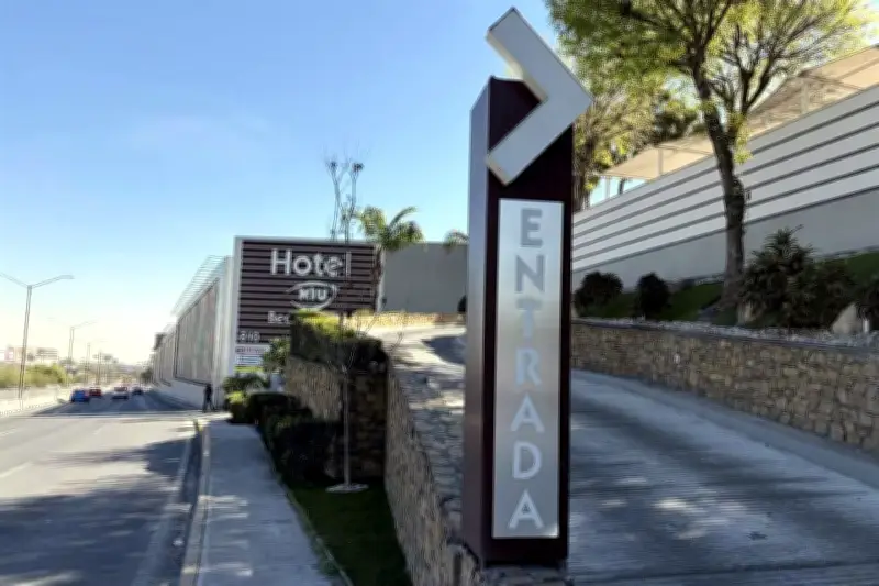 Detienen a sujeto armado por agredir a pareja en hotel de la Ciudad de México