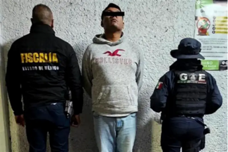 Detienen a sujeto por lanzar a un perro por las escaleras en Naucalpan