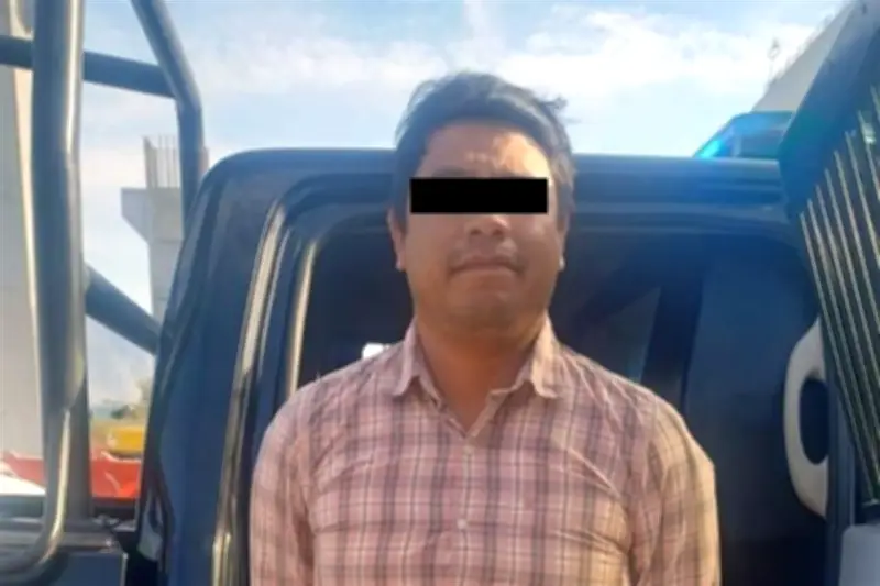 Detienen a sujeto que conducía camioneta robada en la Ciudad de México