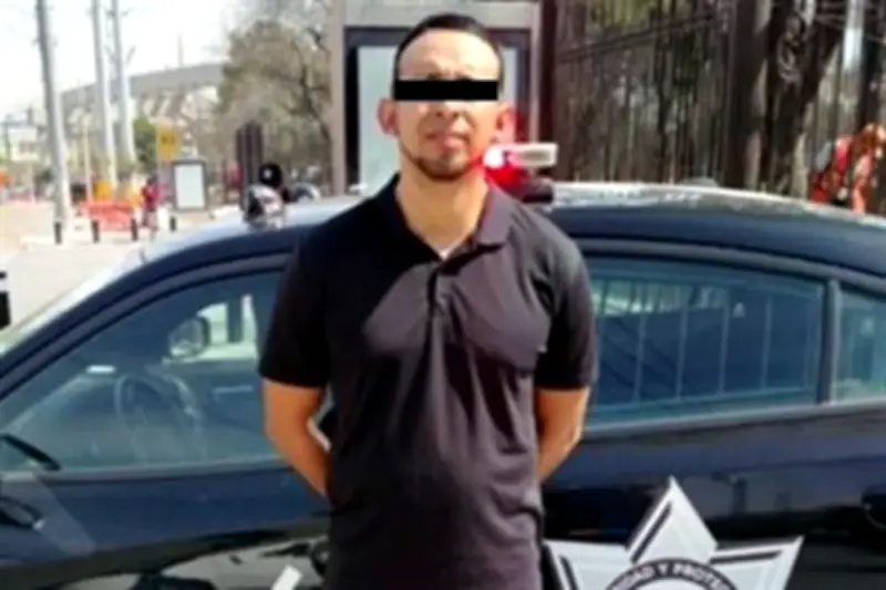 Detienen a taxista por agredir a dos policías en incidente violento