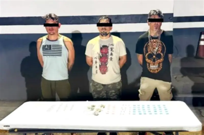 Detienen a tres personas con drogas en el centro de Monterrey