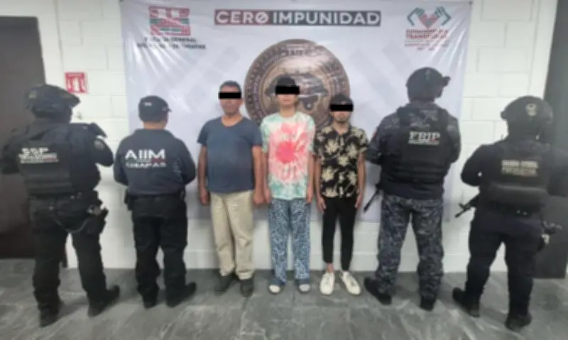 Detienen a tres por incendios en Oxxo y vehículo en Chiapas tras muerte de 'El Mencho'