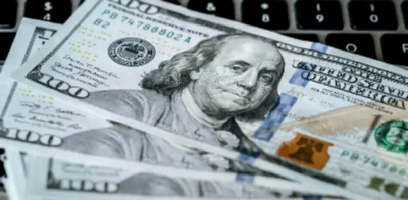 Dólar se fortalece frente al peso tras minuta del Banxico; cotiza en $17.23