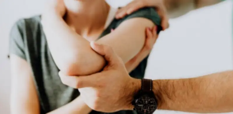 Dolor al levantar el brazo: podría ser hombro congelado, común en menopausia