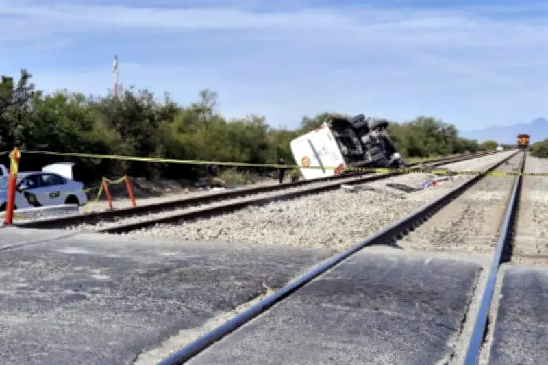 Dos Personas Fallecen en Impacto entre Tren y Camión en México