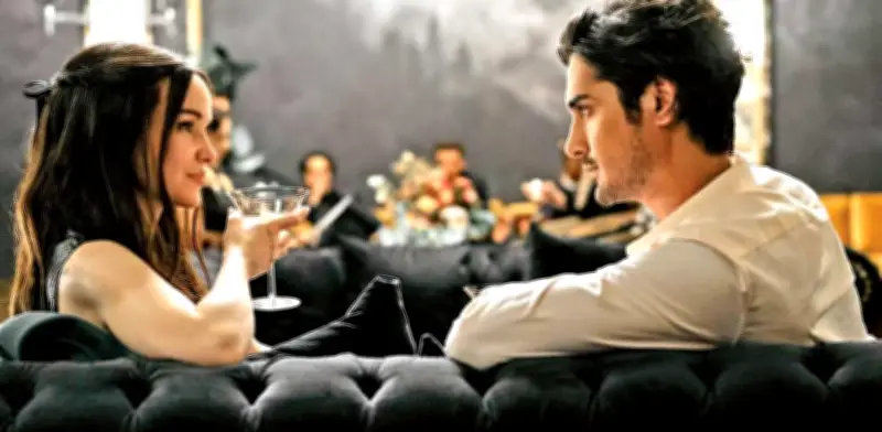 Dove Cameron y Avan Jogia Revelan las Red Flags en '56 Días' y su Colaboración con James Wan