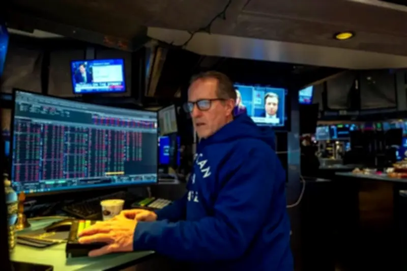 Dow Jones y S&P 500 Retroceden Tras Datos Débiles del PIB en EE.UU.