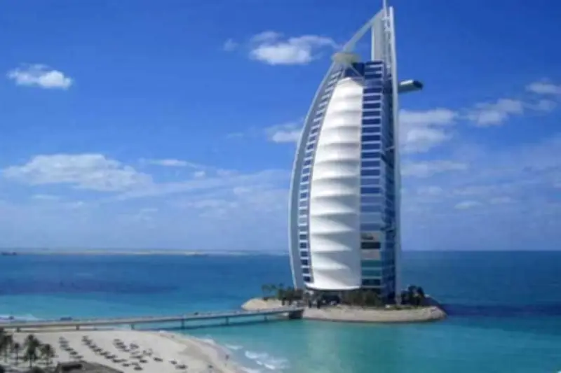 Dron Interceptado Provoca Incendio en el Emblemático Hotel Burj Al Arab de Dubái