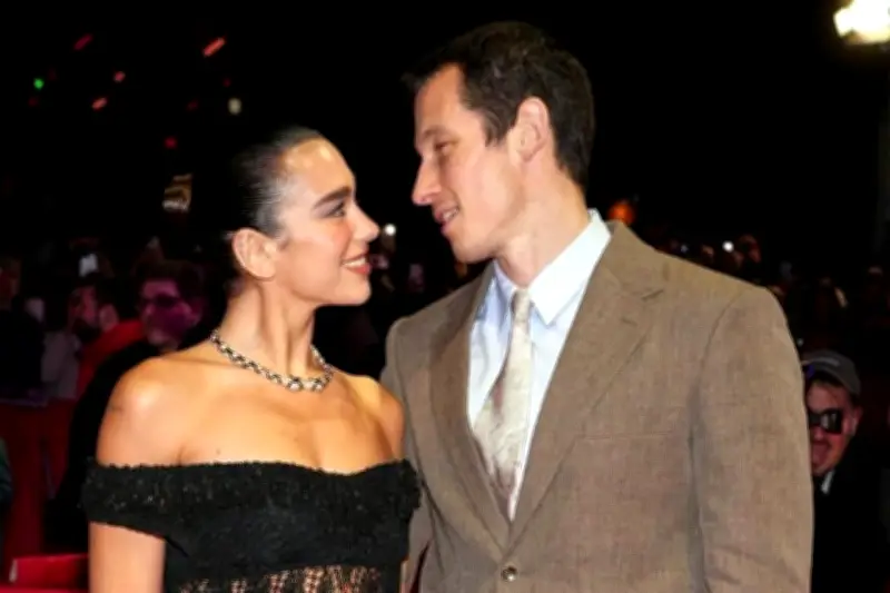 Dua Lipa sorprende en la Berlinale junto a Callum Turner con su debut cinematográfico