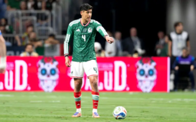 Edson Álvarez se opera del tobillo, pero su sueño mundialista 2026 sigue intacto