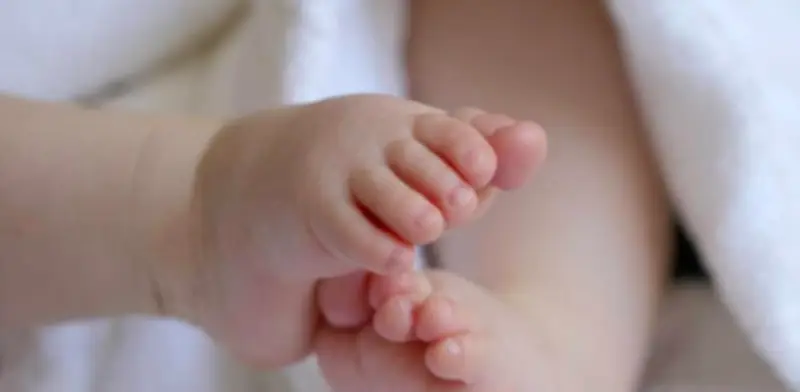 EE.UU. deporta a bebé de dos meses con bronquitis tras tres semanas en detención migratoria