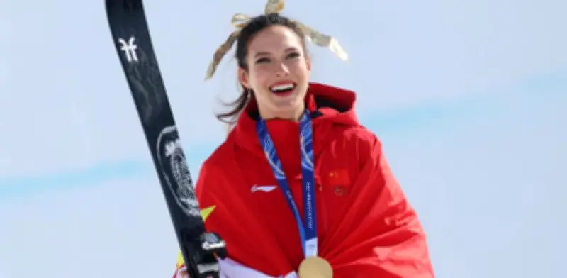 Eileen Gu gana oro olímpico y recibe trágica noticia de la muerte de su abuela