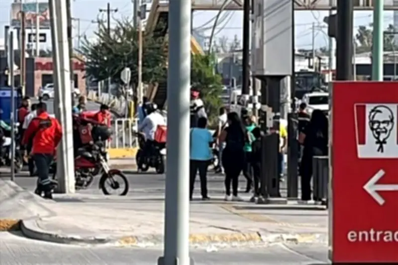 Ejecutan a hombre en parada de autobús en Nuevo León; investigan crimen
