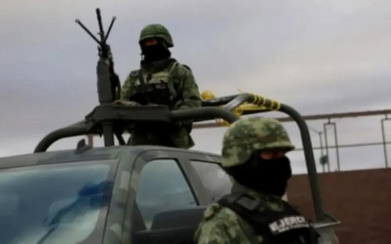 Ejército asegura bodega con vehículos del crimen organizado en Chiapas