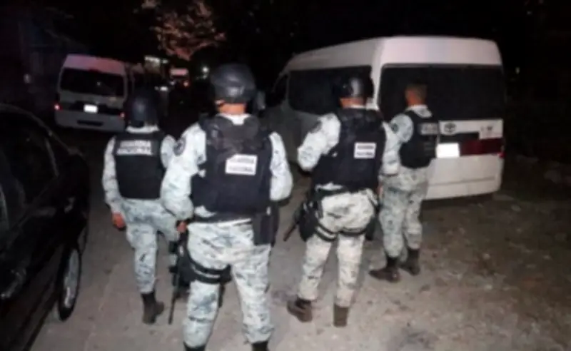 Ejército asegura bodega en Chiapas con más de 50 vehículos y arsenal vinculado al crimen organizado