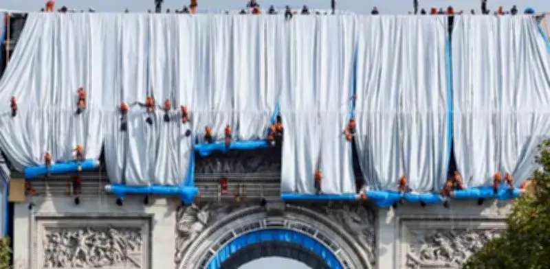 El Arco del Triunfo de París se envuelve en tela para una obra de arte monumental