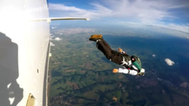 El 'Bond tapatío' se lanza del piso 42 de un hotel en Guadalajara, Jalisco