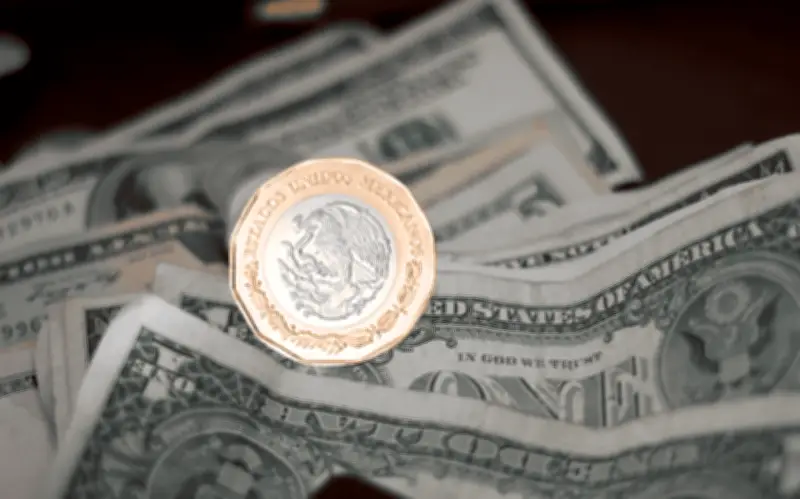 El dólar retrocede frente al peso mexicano tras asimilarse la reforma electoral
